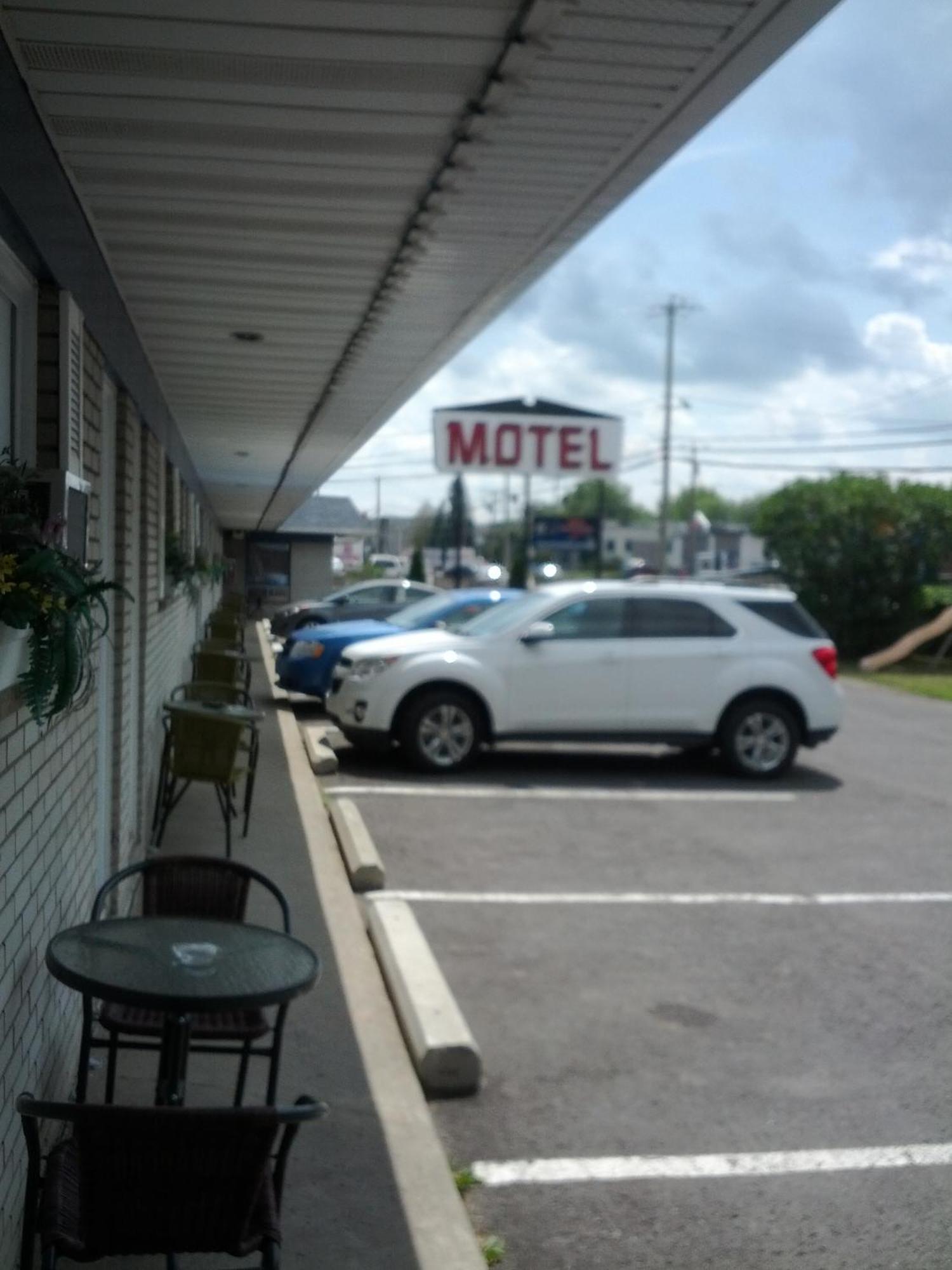 Motel Montgolfiere Jp Saint-Jean-sur-Richelieu Kültér fotó